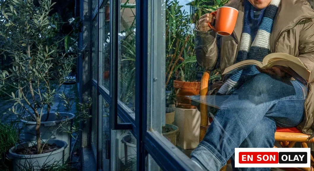 Ev ortamında kitap okuyan ve kahve içen kişi, sakin ve ekransız yaşam anı