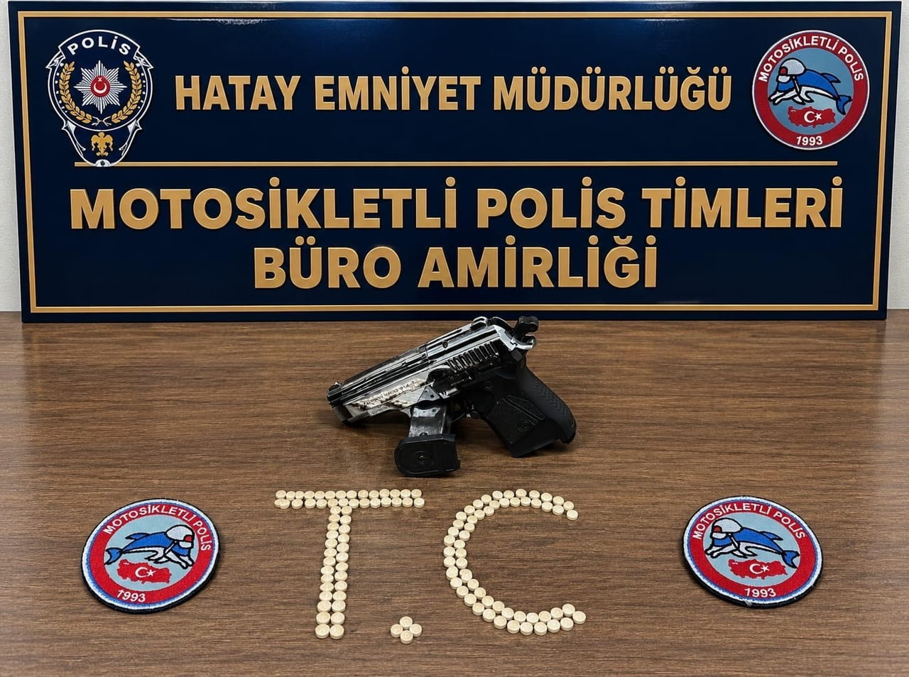 ANTAKYA’DA POLİS EKİPLERİNİN ÇALIŞMASINDA UYUŞTURUCU HAP VE KURUSIKI TABANCA ELE...