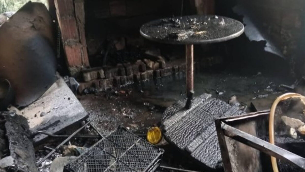 Antalya'da benzinle şömineyi yakmak istedi, evi kullanılamaz hale geldi