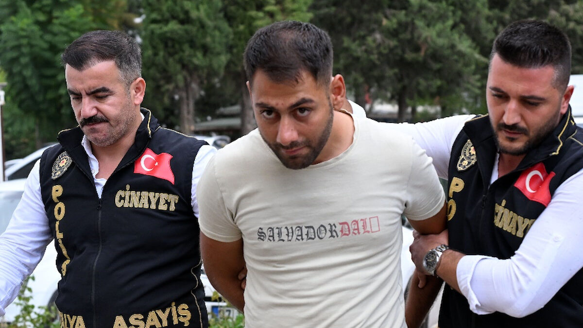 Antalya'da birlikte yaşadığı kadını boğmadan önce yaktı