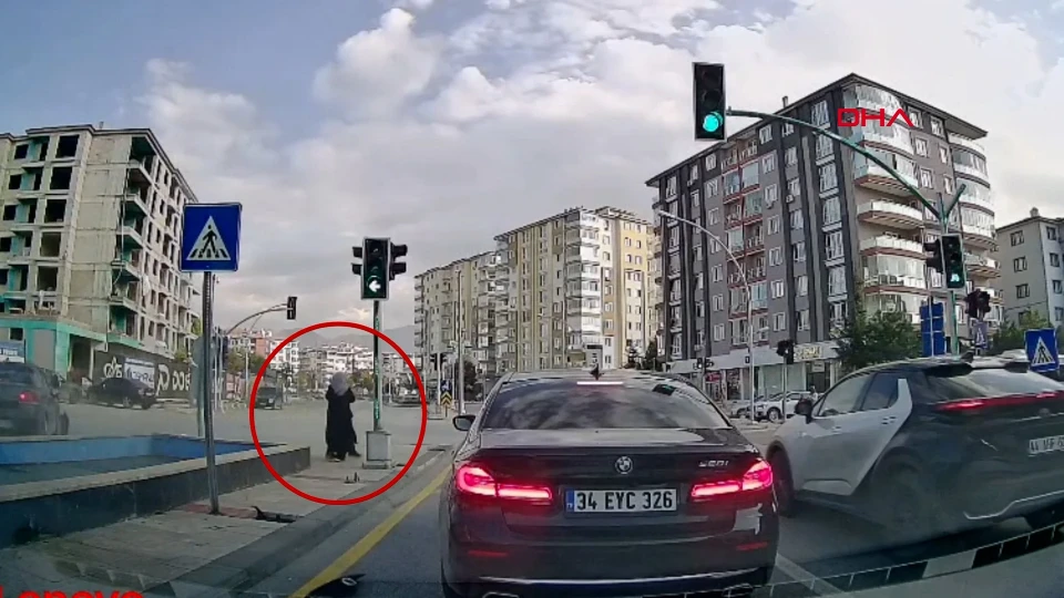 Malatya'da otomobille kamyonet böyle çarpıştı: Savrulan araçların altında kalmaktan saliselerle kurtuldular