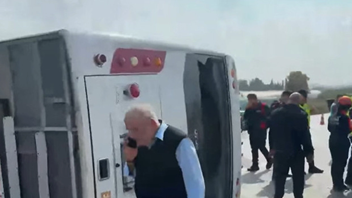 Antalya’da mazot nedeniyle devrilen midibüste 5 kişi yaralandı