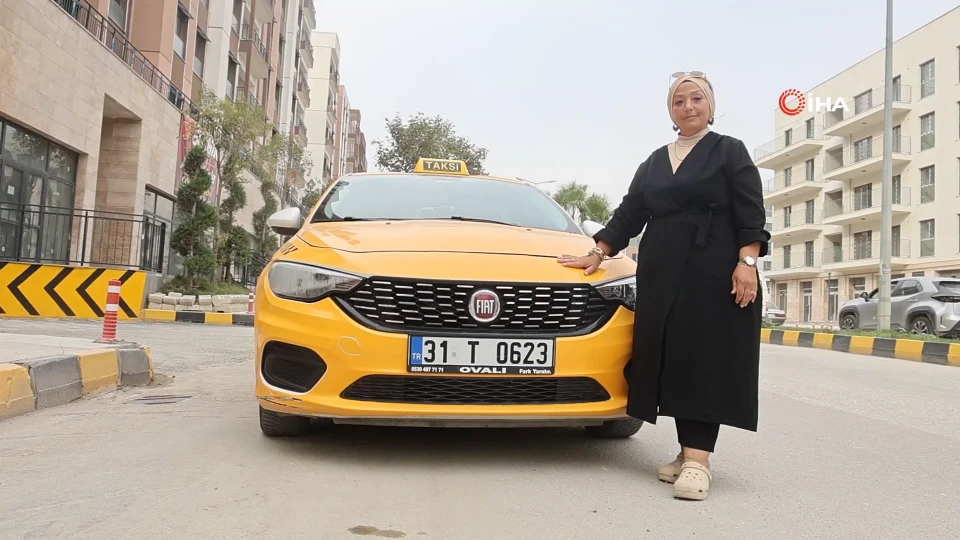 Hatay'da kadın taksi şoförünün 15 saatlik mesai azmi örnek oluyor