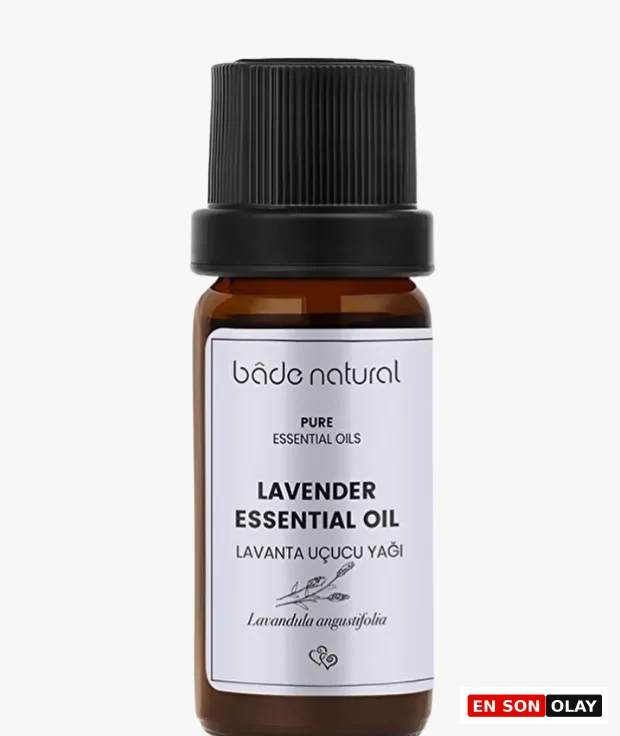 Marka Adı: Bade Natural
Ürün Adı: Bade Natural %100 Saf Lavanta Uçucu Yağı
Ürün Cinsiyeti: Belirtilmemiş
Ürün Tipi: Uçucu Yağ
Ürün Sezonsallığı: Yaz
Ürün Çeşidi: Lavanta Uçucu Yağı
Ürün Özellikleri: Bade Natural %100 Saf Lavanta Uçucu Yağı, Lavandula angustifolia (gerçek lavanta) bitkisinden saf distilasyon yöntemiyle elde edilmiş, sentetik esans içermeyen, yüksek kalitede bir aromaterapi ürünüdür. İçeriğini ışık etkilerinden korumak amacıyla amber renkli, siyah vidalı kapaklı küçük bir cam şişede sunulmaktadır. Doğal yapısıyla cilt ve zihin dengesini destekleyerek rahatlatıcı ve yatıştırıcı bir etki sunar.
Öne Çıkan Detaylar:
- %100 saf ve doğal lavanta uçucu yağıdır.
- Lavandula angustifolia botanik türünden elde edilmiştir.
- Uyku kalitesini artırmaya ve zihni yatıştırmaya yardımcı olur.
Kimler Kullanıyor?: Doğal ve bütünsel yaklaşımlarla yaşam kalitesini artırmak isteyenler, aromaterapinin rahatlatıcı gücünden faydalanmayı tercih edenler, stres yönetimi ve uyku düzeni için doğal çözümler arayanlar bu ürünü günlük rutinlerine dahil edebilirler. Cilt ve zihin sağlığını destekleyen saf bitkisel özler arayışında olan herkes için idealdir.