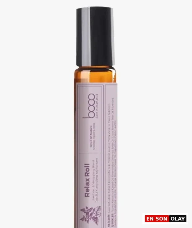 Marka Adı: Boco
Ürün Adı: Boco Sakinleştirici Aromaterapi Roll
Ürün Cinsiyeti: Belirtilmemiş
Ürün Tipi: Aromaterapi Roll-on
Ürün Sezonsallığı: Yaz
Ürün Çeşidi: Sakinleştirici ve Uyku Destekleyici Uçucu Yağ Karışımı
Ürün Özellikleri: Bu aromaterapi roll-on, Kayısı Çekirdeği ve Jojoba gibi taşıyıcı yağlar ile Portakal, Limon, Lavanta, Ylang-ylang ve Paçuli uçucu yağlarının özenle hazırlanmış bir karışımını içerir. Doğanın sakinleştirici özleriyle formüle edilmiş olup, zihinsel stresi yönetmeye, antistres etki sunarak rahatlamaya ve kaliteli uykuya geçişi desteklemeye yardımcı olur. Pratik roll-on formu sayesinde şakaklara, bilek içlerine ve ense kökündeki vagus hatlarına kolayca uygulanabilir, topikal masaj ile hızlı etki sağlar.
Öne Çıkan Detaylar:
- Zihinsel stresi yönetmeye ve rahatlamaya yardımcı olan aromaterapik karışım.
- Paçuli, Ylang-ylang, Lavanta ve Portakal gibi uçucu yağlar ile zenginleştirilmiş özel formül.
- Pratik roll-on başlığı sayesinde şakaklara, bileklere ve ense köküne kolayca topikal uygulama imkanı.
Kimler Kullanıyor?: Günlük hayatın getirdiği zihinsel yorgunluk ve stresi doğal yollarla yönetmek, rahatlamak ve uyku kalitesini artırmak isteyenler için tasarlanmıştır. Aromaterapi ve bütünsel iyileşme pratiklerine ilgi duyan, hareketli yaşam tarzına sahip ancak huzurlu anlar yaratmaya özen gösteren herkes bu pratik roll-on'u tercih edebilir.