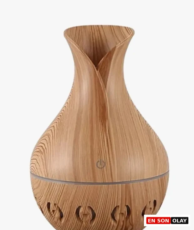 Marka Adı: YK Design
Ürün Adı: YK Design Ahşap Hava Nemlendirici
Ürün Cinsiyeti: Belirtilmemiş
Ürün Tipi: Hava Nemlendirici
Ürün Sezonsallığı: Yaz
Ürün Çeşidi: Aromaterapi Difüzörü
Ürün Özellikleri: Bu YK Design ahşap görünümlü hava nemlendirici, minimalist ve zarif tasarımıyla ev dekorasyonunuza doğal bir dokunuş katar. Vazo benzeri, yukarı doğru açılan petallere sahip zarif formu ve doğal ahşap damarlı yüzeyiyle öne çıkar. Soğuk buhar teknolojisi sayesinde odayı etkili bir şekilde nemlendirirken, uçucu yağların moleküler yapısını bozmadan ortama yayarak aromaterapi deneyimi sunar. Cihazın alt kısmında hava sirkülasyonunu sağlayan dekoratif havalandırma delikleri ve kullanım kolaylığı sağlayan bir güç düğmesi bulunur. Özellikle yaz aylarında klimaların kuruttuğu havayı dengelemek ve kaliteli bir uyku ortamı oluşturmak için idealdir.
Öne Çıkan Detaylar:
- Ahşap görünümlü minimalist ve zarif tasarım
- Soğuk buhar teknolojisiyle uçucu yağların yapısını bozmadan yayar
- Oda havasını nemlendirir ve aromaterapi işlevi sunar
Kimler Kullanıyor?: Evinde sakin ve doğal bir atmosfer yaratmayı arzulayanlar, aromaterapinin rahatlatıcı etkilerine değer verenler ve kişisel well-being rutinlerini destekleyenler bu ürünü tercih edebilir. Yaşam alanlarında sağlıklı bir mikro-iklim ve huzurlu bir uyku ortamı yaratmak isteyen, modern tasarımı doğal dokularla birleştirmeyi seven herkes için uygundur.
