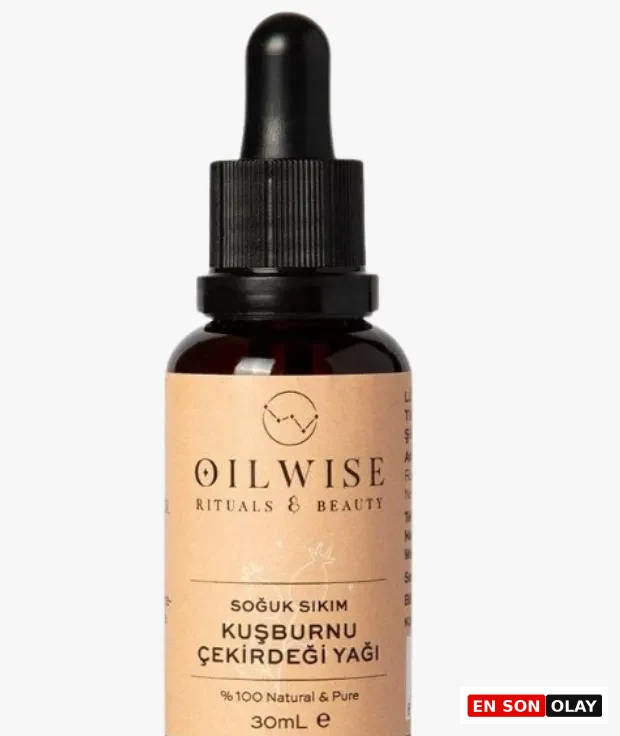 Marka Adı: Oilwise
Ürün Adı: Oilwise Kuşburnu Çekirdeği Yağı
Ürün Cinsiyeti: Unisex
Ürün Tipi: Bitkisel Yağ
Ürün Sezonsallığı: Tüm Sezon
Ürün Çeşidi: Sabit Yağ
Ürün Özellikleri: Bu ürün, 30 ml'lik koyu renk cam şişede damlalıklı olarak sunulan, soğuk sıkım yöntemiyle elde edilmiş %100 doğal ve saf Oilwise Kuşburnu Çekirdeği Yağıdır. Doğal A vitamini (retinoid kaynakları) ve esansiyel yağ asitleri açısından zengin, rafine bir formüldür. Cilt yenilenmesini ve hücresel onarımı hızlandırırken, düşük komedojenik skoru sayesinde akneye eğilimli ciltlerde bile gözenekleri tıkamadan leke karşıtı güvenli bir gece bakımı sunar.
Öne Çıkan Detaylar:
- Soğuk sıkım ve %100 doğal saf formül
- Yüksek oranda doğal A vitamini ve esansiyel yağ asitleri içerir
- Cilt yenilenmesini hızlandırır ve leke karşıtı gece bakımı sağlar
Kimler Kullanıyor?: Cilt bariyerini doğal yollarla desteklemek, hücre yenilenmesini teşvik etmek ve leke görünümünü azaltmak isteyen herkes bu ürünü tercih edebilir. Özellikle olgun, lekeye meyilli veya akneye eğilimli cilt tipleri için gözenekleri tıkamadan nazik bir bakım sunar. Doğal ve saf içeriklerle bütünsel bir güzellik rutini arayışında olan, cilt sağlığını önemseyen bireylerin günlük bakımına kolayca entegre edebileceği bir üründür.