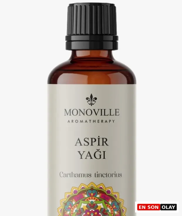 Marka Adı: Monoville
Ürün Adı: Monoville Aspir Yağı
Ürün Cinsiyeti: Unisex
Ürün Tipi: Taşıyıcı Yağ
Ürün Sezonsallığı: Yaz
Ürün Çeşidi: Bitkisel Yağ
Ürün Özellikleri: Monoville Aspir Yağı, antioksidanlar ve yüksek linoleik asit açısından zengin, cildin doğal bariyerini onaran bir taşıyıcı yağdır. Güneş ve çevresel faktörlerden kaynaklanan kızarıklık ve tahrişi anında yatıştırırken, sıfır komedojenik riski sayesinde yağ dengesi bozulmuş en hassas cilt tipleri dahil tüm ciltler için ideal, gözenekleri tıkamayan bir nemlendirici baz oluşturur. Ürün, içeriğini ışıktan koruyan amber renkli cam şişede sunulmakta olup, üzerinde Monoville Aromatherapy logosu ve altında renkli bir mandala motifi içeren estetik bir etikete sahiptir.
Öne Çıkan Detaylar:
- Sıfır komedojenik risk ile gözenekleri tıkamaz.
- Yüksek linoleik asit ve antioksidanlar açısından zengindir.
- Güneş ve çevresel tahrişten kaynaklanan kızarıklığı anında yatıştırır.
Kimler Kullanıyor?: Kullanıcılar, cilt bariyerini onarmak, hassasiyeti gidermek ve doğal bir denge sağlamak isteyen herkes olabilir. Özellikle güneş veya çevresel etkenlerle tahriş olmuş, kızarıklığa meyilli ve yağ dengesi bozulmuş ciltlere sahip bireyler için uygundur. Aromaterapi uygulamalarında taşıyıcı yağ arayan, cilt sağlığına bütünsel yaklaşan ve gözenekleri tıkamayan hafif formülleri tercih eden kişiler bu ürünü günlük rutinlerine güvenle dahil edebilirler.