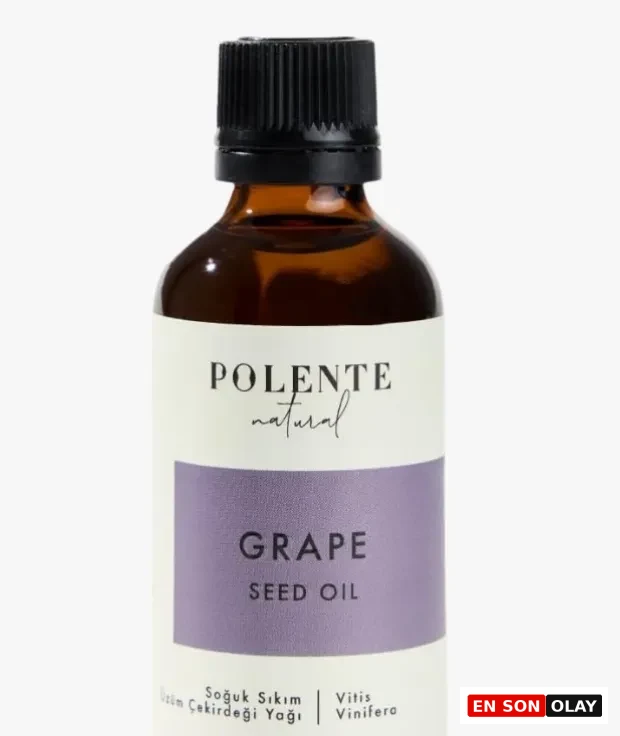 Marka Adı: Polente Natural
Ürün Adı: Polente Natural Unisex Üzüm Çekirdeği Yağı
Ürün Cinsiyeti: Unisex
Ürün Tipi: Sabit Yağ
Ürün Sezonsallığı: Dört Mevsim
Ürün Çeşidi: Soğuk Sıkım Bitkisel Yağ
Ürün Özellikleri: Polente Natural Üzüm Çekirdeği Yağı, Vitis Vinifera bitkisinin çekirdeklerinden soğuk sıkım yöntemiyle elde edilmiş, amber renkli, %100 doğal bir sabit yağdır. Ultra hafif dokusu sayesinde cilt tarafından hızla emilir ve yağlı bir his bırakmaz. Yüksek antioksidan içeriğiyle cildi serbest radikallere karşı korumaya yardımcı olurken, sebum üretimini dengeleyici özelliğiyle özellikle yaz aylarında parlama problemi yaşayan karma ve yağlı ciltler için idealdir. Düşük komedojenik skoru (1) sayesinde gözenekleri tıkama riski düşüktür.
Öne Çıkan Detaylar:
- Soğuk sıkım yöntemiyle üretilmiştir.
- Ultra hafif dokusuyla ciltte yağlı his bırakmaz ve hızlı emilir.
- Yüksek antioksidan içeriğiyle cildi serbest radikallere karşı korur ve sebumu dengeler.
Kimler Kullanıyor?: Doğal ve minimalist cilt bakımını benimseyen, özellikle karma ve yağlı cilt tiplerine sahip olan, cildinde parlama veya aşırı yağlanma problemi yaşayan kişiler için idealdir. Aromaterapi rutinlerinde cilt ve saç bakımında doğal içerikli taşıyıcı yağlar arayan, cildi yormayan ve antioksidan bakım sağlayan ürünleri tercih eden herkesin güvenle kullanabileceği bir üründür.