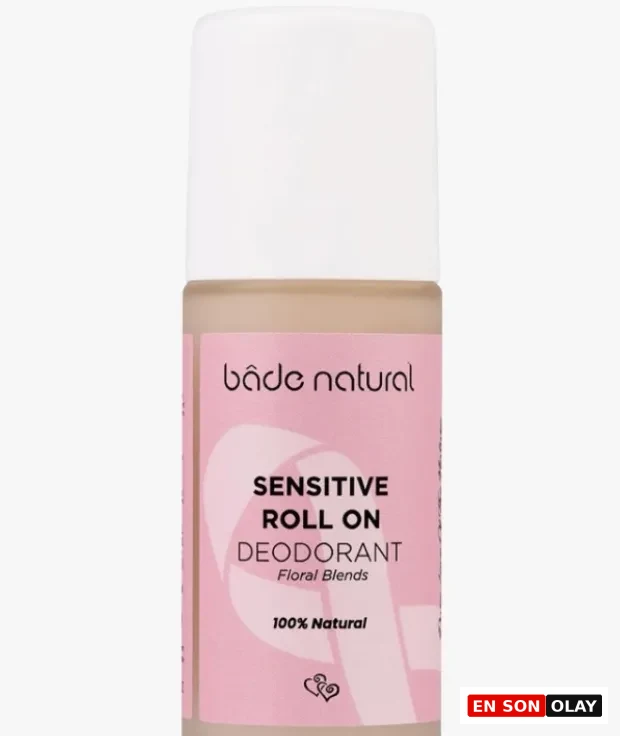 Marka Adı: Bade Natural
Ürün Adı: Bade Natural Doğal Hassas Roll On Deodorant Çiçek Karışımlı
Ürün Cinsiyeti: Unisex
Ürün Tipi: Roll On Deodorant
Ürün Sezonsallığı: Yaz (Ancak her mevsim kullanılabilir)
Ürün Çeşidi: Doğal Deodorant
Ürün Özellikleri: Bu Bade Natural hassas roll on deodorant, ter bezlerini tıkamadan, vücudun doğal terleme işlevini baskılamadan sadece koku üreten bakterileri hedef alan %100 doğal ve rafine bir formüle sahiptir. Çiçeksi notalarıyla gün boyu taze bir his sunarken, nazik yapısıyla epilasyon sonrası hassaslaşan cilt bariyerini korur ve tahrişi önlemeye yardımcı olur. Alüminyum tuzları içermeyen doğal içeriğiyle koltuk altı mikrobiyotasını bozmadan ferahlık sağlar.
Öne Çıkan Detaylar:
- %100 doğal içerik
- Hassas ciltler için özel olarak formüle edilmiştir
- Çiçeksi notalarıyla uzun süreli ferahlık sağlar
- Terlemeyi durdurmadan kötü kokuya neden olan bakterileri hedefler
- Epilasyon sonrası cilt tahrişini önlemeye yardımcı olur
Kimler Kullanıyor?: Doğal ve temiz içerikli kişisel bakım ürünlerini tercih eden, hassas cilt bariyerine sahip bireyler bu roll on deodorantı güvenle kullanabilir. Özellikle epilasyon sonrası oluşan hassasiyete karşı nazik bir çözüm arayanlar, vücudun doğal işleyişine saygı duyarak ter kokusunu kontrol altına almak isteyenler ve gün boyu çiçeksi, taze bir ferahlık arayan herkes için idealdir. Holistik yaklaşımla beden sağlığını önemseyenler için bütünsel bir bakım ajanıdır.
