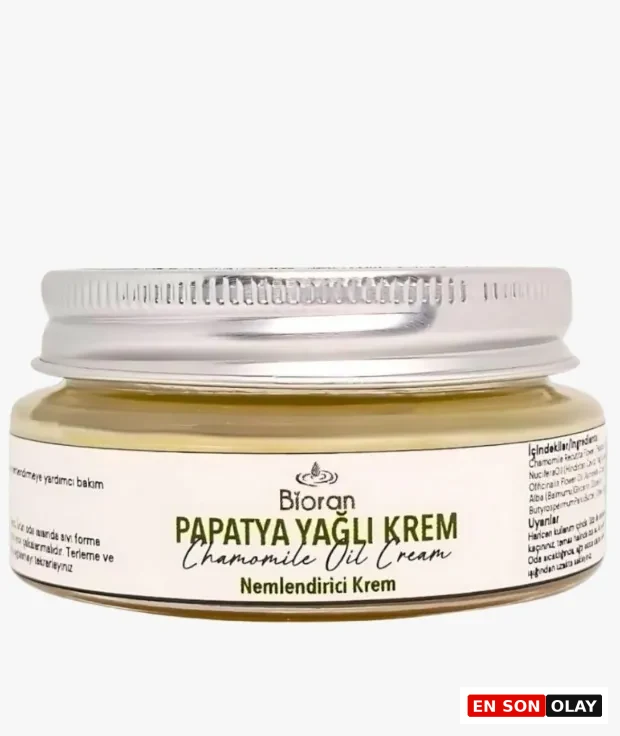 Marka Adı: Bioran
Ürün Adı: Bioran Papatya Yağlı Krem
Ürün Cinsiyeti: Belirtilmemiş
Ürün Tipi: Nemlendirici Krem
Ürün Sezonsallığı: Yazlık
Ürün Çeşidi: Papatya Yağlı Bakım Kremi
Ürün Özellikleri: Güneş, tuzlu deniz suyu ve klorlu havuz gibi çevresel faktörler nedeniyle kuruyan ve bariyer hasarı yaşayan ciltler için özel olarak geliştirilmiş, %100 doğal içerikli bir bakım kremidir. Tıbbi papatyanın yüksek anti-inflamatuar gücü sayesinde ciltteki akut hassasiyeti ve pullanmayı anında yatıştırırken, zeytinyağı ve shea yağı gibi besleyici bileşenlerle epidermise derinlemesine nem pompalayarak cildin onarımına destek olur. Hassas ciltler için uygun olup cildi yatıştırıcı ve nemlendirici özelliklere sahiptir.
Öne Çıkan Detaylar:
- Güneş, deniz ve havuz sonrası cilt bariyeri hasarını onarıcı etki
- Tıbbi papatya ile akut hassasiyet ve pullanmayı yatıştırır
- Zeytinyağı ve shea yağı içeren doğal formülle yoğun nem desteği
Kimler Kullanıyor?: Doğal içeriklerle cilt sağlığını korumayı ve onarmayı önemseyen, özellikle yaz aylarında güneş, deniz suyu ve klorlu havuz gibi dış etkenlere maruz kalmış cildini yatıştırmak ve nemlendirmek isteyen kişiler için idealdir. Kimyasal içeriklerden kaçınarak bütünsel bir bakım yaklaşımını benimseyen ve cildinin doğal dengesini desteklemeyi tercih eden herkesin günlük rutininde yer bulabilir.