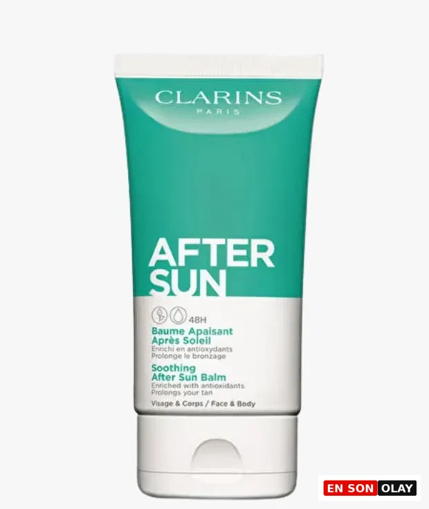 Marka Adı: Clarins
Ürün Adı: Clarins After Sun Yatıştırıcı Balsam
Ürün Cinsiyeti: Belirtilmemiş
Ürün Tipi: Güneş Sonrası Balsamı
Ürün Sezonsallığı: Yaz
Ürün Çeşidi: Cilt Bakım Balsamı
Ürün Özellikleri:
Bu zengin ve kremsi balsam, organik aloe vera ve shea yağının güçlü sinerjisiyle epidermise 48 saat boyunca kesintisiz lipid takviyesi ve derinlemesine nem sağlar. Güneşe maruz kaldıktan sonra oluşan akut gerginlik hissini ve hücresel dehidrasyonu anında sıfırlarken, formülündeki aspir özü sayesinde melanin üretimini optimize ederek bronzluğun ömrünü uzatır ve yoğunlaştırır. Ayrıca E vitamini türevleriyle zenginleştirilmiş yapısıyla UV ışınlarının tetiklediği serbest radikallere karşı güçlü bir antioksidan kalkanı oluşturur. Yüz ve vücut kullanımına uygun olan bu balsam, cildin rahatlamasına ve onarılmasına yardımcı olur.
Öne Çıkan Detaylar:
- 48 saat boyunca kesintisiz lipid takviyesi ve yoğun nemlendirme sunar.
- Cildi anında yatıştırarak güneş sonrası gerginlik hissini ve dehidrasyonu sıfırlar.
- Bronzluğun ömrünü uzatan ve UV kaynaklı hasara karşı koruyan antioksidan etkili formüle sahiptir.
Kimler Kullanıyor?:
Güneşlenme sonrası cildinde oluşan gerginlik ve kuruluğu gidermek, derinlemesine nemlendirmek ve rahatlatmak isteyenler bu yatıştırıcı balsamı tercih edebilir. Bronzluklarının daha uzun süre kalıcı olmasını arzu eden, aynı zamanda cildini antioksidanlarla besleyerek çevresel faktörlere karşı korumayı önemseyen herkes için uygundur. Hem yüz hem de vücut için etkili ve pratik bir bakım arayanlar bu kremsi formülü günlük rutinlerine dahil edebilir.