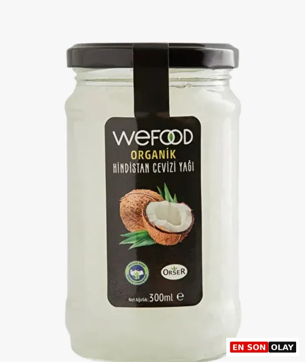 Marka Adı: Wefood
Ürün Adı: Wefood Organik Hindistan Cevizi Yağı
Ürün Cinsiyeti: Belirtilmemiş
Ürün Tipi: Hindistan Cevizi Yağı
Ürün Sezonsallığı: Belirtilmemiş
Ürün Çeşidi: Organik
Ürün Özellikleri: Şeffaf cam kavanozda, siyah kapaklı, oda sıcaklığında katı formda bulunan organik Hindistan cevizi yağıdır. 300 ml net ağırlığa sahiptir ve ORSER organik sertifikası ile tescillenmiştir. Zengin prebiyotik ve polifenol bileşenleri içerir; uçucu yağlar için güvenli bir taşıyıcı baz olarak kullanılabileceği gibi, salatalara soğuk eklenerek bağırsak mikrobiyotasını içeriden besleyen ham bir süper gıda işlevi görür.
Öne Çıkan Detaylar:
- Organik sertifikalı ve saf içeriğe sahiptir.
- Çok yönlü kullanım sunarak aromaterapide taşıyıcı yağ veya besin takviyesi olarak değerlendirilebilir.
- Prebiyotik ve polifenol bileşenler açısından zengin yapısıyla bağırsak mikrobiyotasını destekler.
Kimler Kullanıyor?: Doğal ve bütünsel bir yaşam tarzını benimsemiş, cilt, saç ve iç sağlığı için çok işlevli, saf ve organik içerikler arayan bireyler bu ürünü tercih edebilir. Aromaterapi uygulamalarında uçucu yağları seyreltmek veya günlük beslenme rutinlerine doğal, besleyici bir katkı eklemek isteyenler için idealdir. Sağlıklı beslenmeye ve doğal güzellik rutinlerine özen gösteren herkesin mutfağında ve kişisel bakımında yer bulabilir.