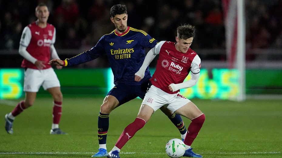Arsenal'ın 4. lig takımına elendiği maçta olay! Hakem gördüğü karşısında derhal maçı durdurdu - 1