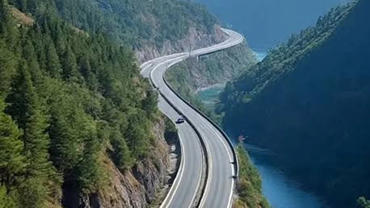 Artvin’de yol çalışması! Hopa-Borçka yolunda ulaşım kontrollü sağlanıyor