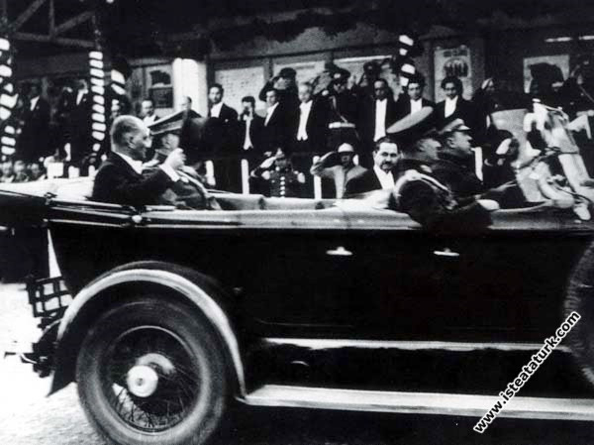 Atatürk, Mareşal Fevzi Çakmak ile birlikte Ankara Hipodromu’na giriş yaparken 29 Ekim 1933