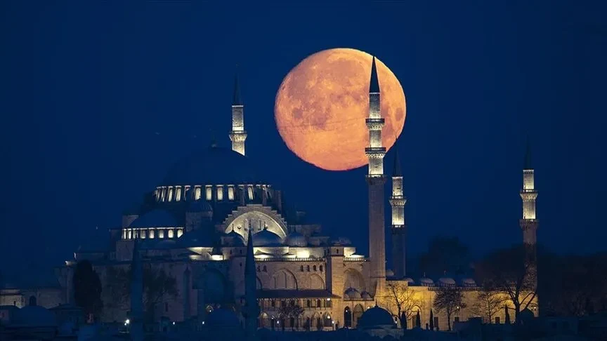 Ekim Dolunayı hangi burçta?Astrolojik takvime göre 26 Ekim 2026 dolunayı Boğa burcunda gerçekleşecek. Astrolojide Boğa burcu; güven, maddi konular, istikrar ve sahip olunan değerlerle ilişkilendiriliyor.Astronomik kaynaklar Ay'ın gökyüzünde bulunduğu takımyıldızı esas alırken astrolojik yorumlar burç kuşağındaki konum üzerinden yapılıyor.