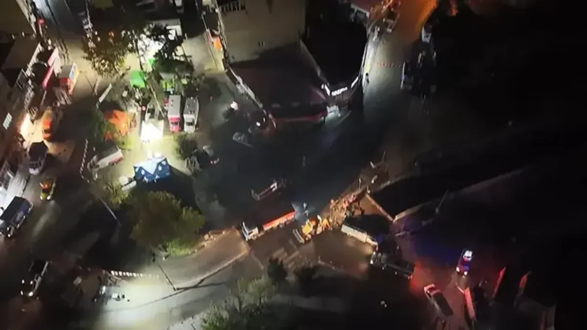 Ayazağa’da yıkılan yapıların enkazı kaldırılıyor: Çalışmalar gece boyunca sürdü!