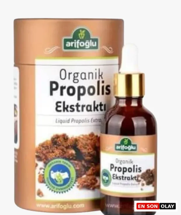 Beyaz bir arka planda, Arifoğlu markalı Organik Propolis Ekstraktı'nın bakır rengi silindirik kutusu ve damlalıklı koyu renkli şişesi, etiketlerinde ham propolis parçaları ve Türkiye Cumhuriyeti organik tarım sertifikasyon logosuyla birlikte sergilenerek, doğal antioksidan ve bağışıklık sistemi destekleyici propolisin faydalarını vurguluyor.