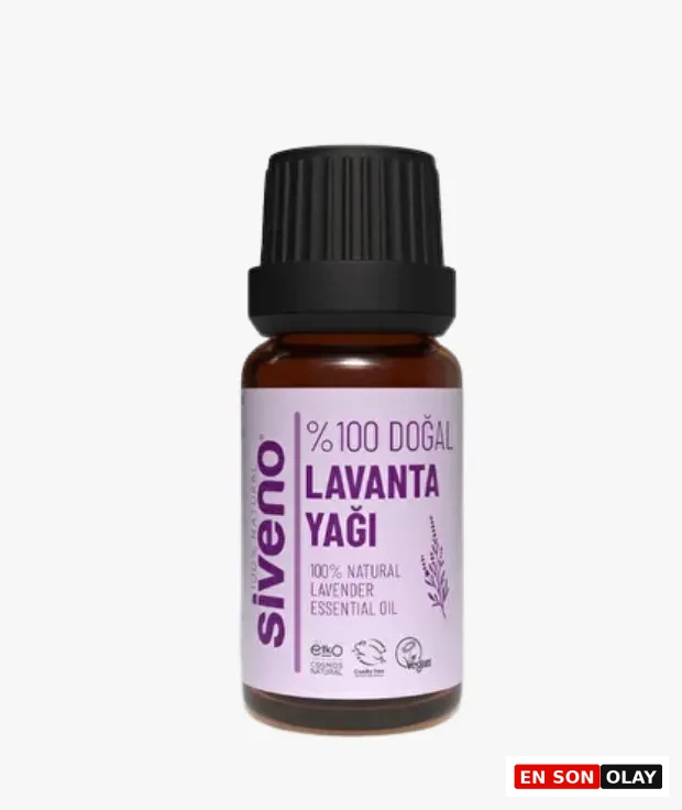 Ensonolay: Mevsimsel Duygu Durum Bozukluğunu Aromaterapiyle Yenin. Vücut frekansını yükselterek depresyonla savaşan Siveno 0 Doğal Lavanta Yağı. Beyaz zemindeki kahverengi cam şişe, siyah tırtıklı kapağı ve mor yazılı botanik lavanta çizimi barındıran etiketiyle sunuluyor.