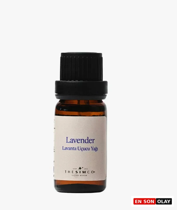 Ensonolay, Mevsimsel Duygu Durum Bozukluğunu Aromaterapiyle Yenin: The Sim Co. etiketli, siyah kapaklı amber cam şişede sunulan 'Lavender - Lavanta Uçucu Yağı'. Sonbaharda düşen beden frekansını yükselterek ruh halini dengelemeye yardımcı olan doğal aromaterapi desteğini yansıtıyor.