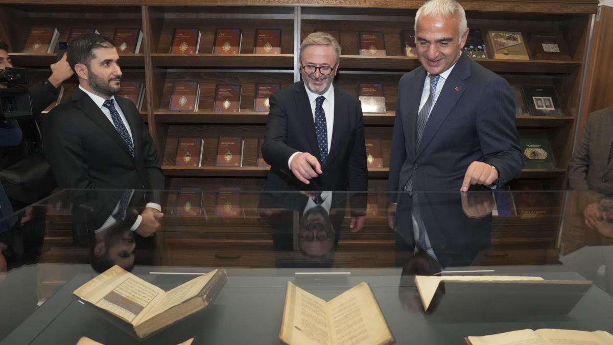 Bakan Ersoy, 160 bin kitap kapasiteli dev kütüphaneyi açtı