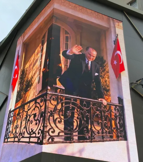 Balkonda Atatürk belirdi! Görenler gözyaşlarını tutamadı - Resim : 1