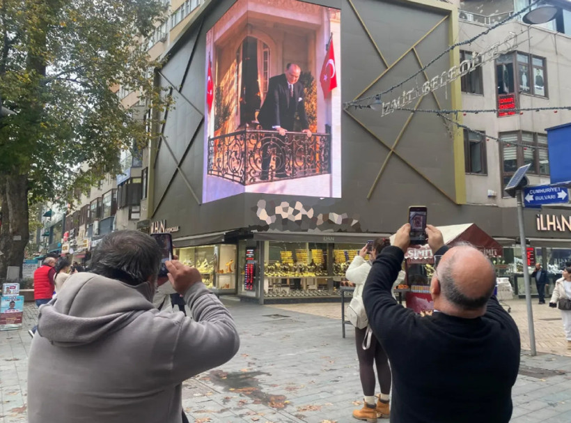 Balkonda Atatürk belirdi! Görenler gözyaşlarını tutamadı - Resim : 3