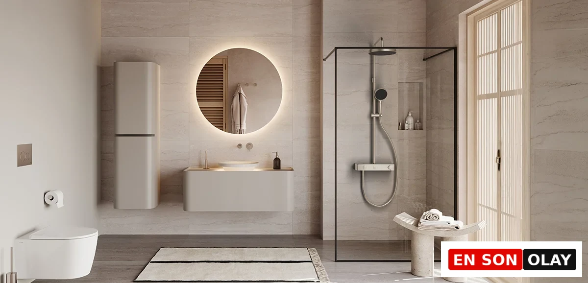 Açık renkli bir klozetin, oluklu dokuya sahip antrasit bir banyo dolabının ve koyu tonda bir duvar panelinin aydınlık duvar ve zeminle birleştiği modern banyoda, farklı ton ve yüzeylerin akıllıca kullanıldığı Mix & Match yaklaşımıyla yaratılan dengeli bir renk uyumu gözlemleniyor.