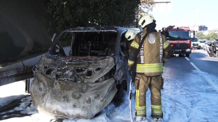 Bayrampaşa’da panelvan alev alev yandı! Sürücü 2 saat önce servisten çıkmış