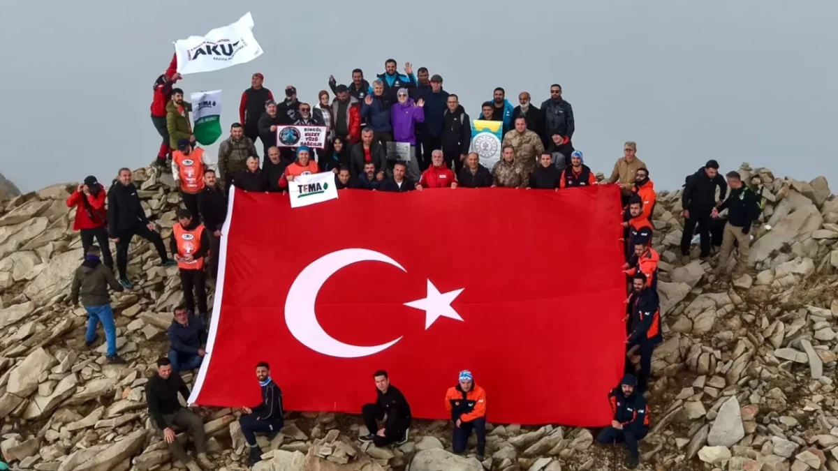 Bingöl’de Cumhuriyet Bayramı öncesi anlamlı tırmanış: Sülbüs Dağı’nda Türk bayrağı açıldı