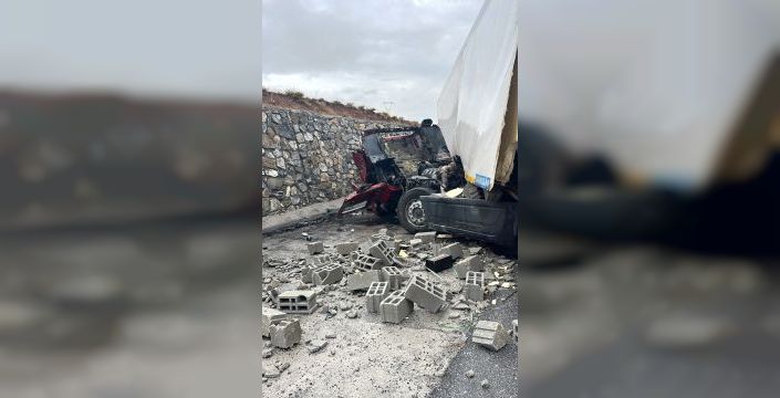 Bitlis'te duvara çarpan tır sürücüsü yaralandı