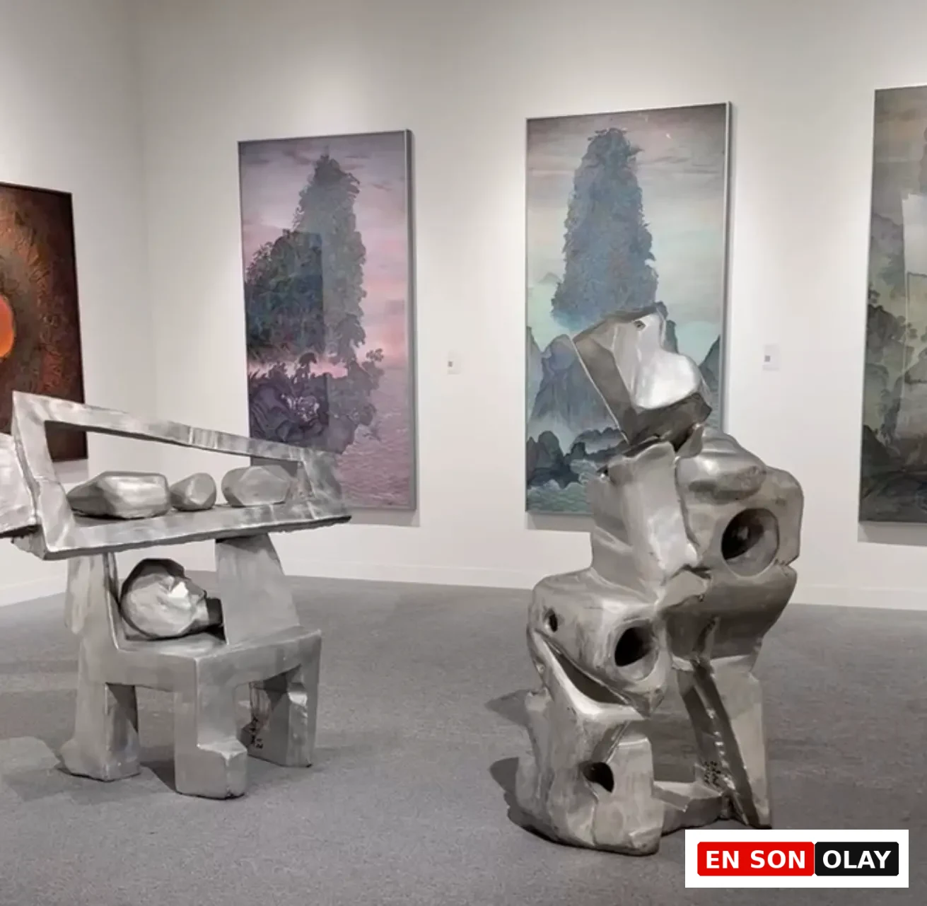 Abu Dhabi Art’ta çağdaş heykel yerleştirmeleri ve arka planda büyük ölçekli resimlerin yer aldığı sergi alanı