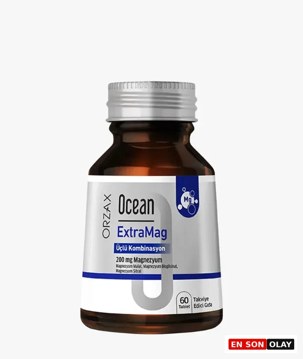 Orzax Ocean ExtraMag üçlü magnezyum kombinasyonu 200 mg, 60 tabletlik takviye edici gıda; amber cam şişe ve mavi-beyaz etiket tasarımıyla sade arka plan üzerinde.