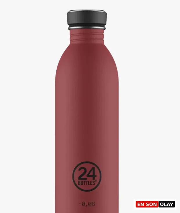 24Bottles Urban Bottle kırmızı matara, mat yüzeyli paslanmaz çelik tasarım ve siyah kapak detaylı, sade arka plan üzerinde.