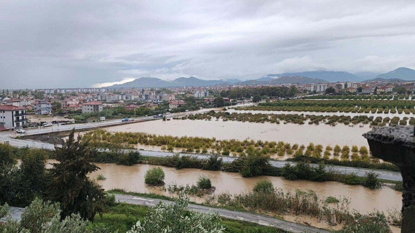 Bodrum, Marmaris ve Dalaman'ı sel vurdu. Dere taştı. Az ötesi deniz - Resim : 3