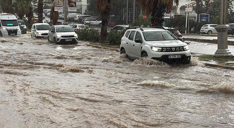 Bodrum’da yollar göle döndü Mahsur kalan araçlar çekicilerle kurtarıldı