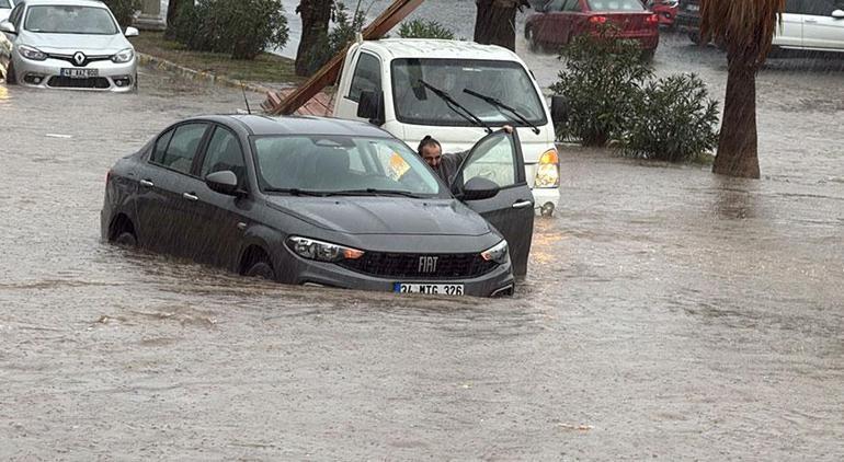 Bodrum’da yollar göle döndü Mahsur kalan araçlar çekicilerle kurtarıldı