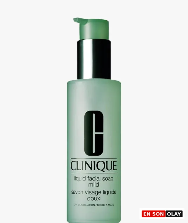 Clinique Liquid Facial Soap Mild markalı, saydam açık yeşil şişede, gümüş pompası ve yeşil uçlu bir yüz temizleme jeli, güneş sonrası hassaslaşan cildin doğal nem dengesini bozmadan kir ve güneş kremi kalıntılarını nazikçe arındırarak cilt bariyeri onarımına hazırlık aşamasını temsil ediyor.