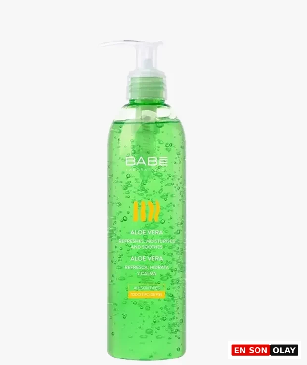 Şeffaf bir şişede, üzerinde BABE ALOE VERA yazan etiketli ve belirgin kabarcıkları olan açık yeşil renkli, güneş sonrası cildin nem ihtiyacını karşılayarak cilt bariyerini onarmaya hazırlayan ferahlatıcı bir aloe vera jel ürünü görülüyor.