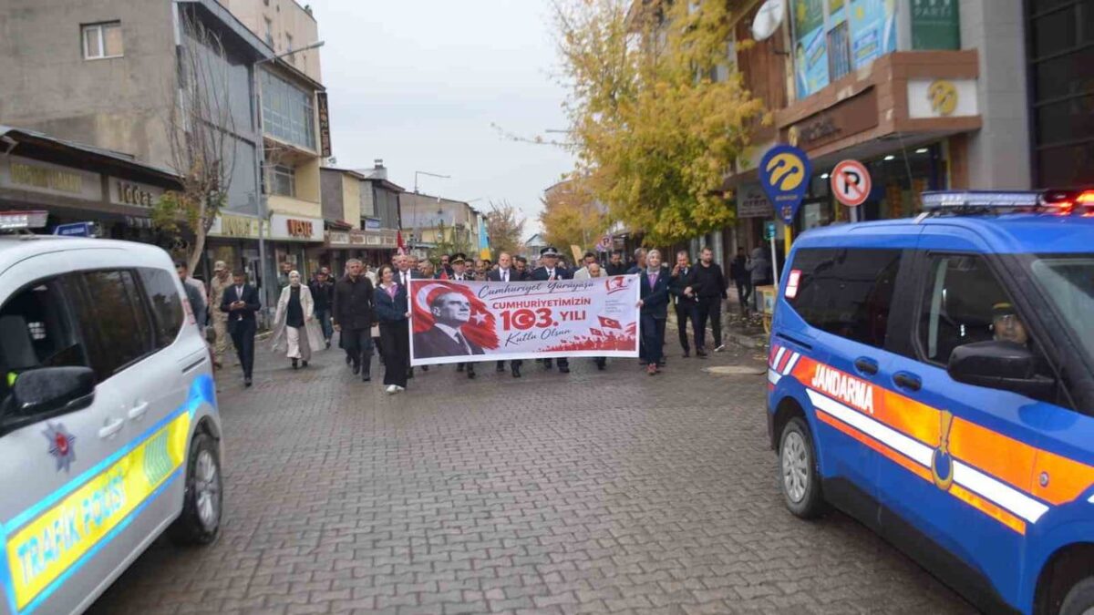 Bulanık’ta gençlerle 200 metrelik bayrak eşliğinde cumhuriyet coşkusu
