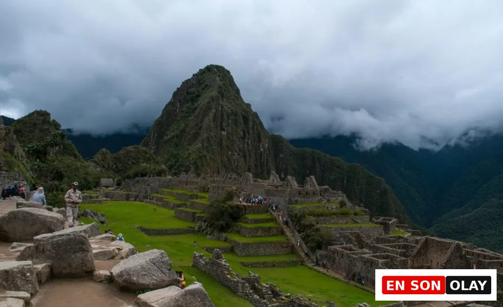 İnka Yolu’nda yüksek dağlar arasında yürüyen bir maceraperest. Arka planda Machu Picchu zirveleri.