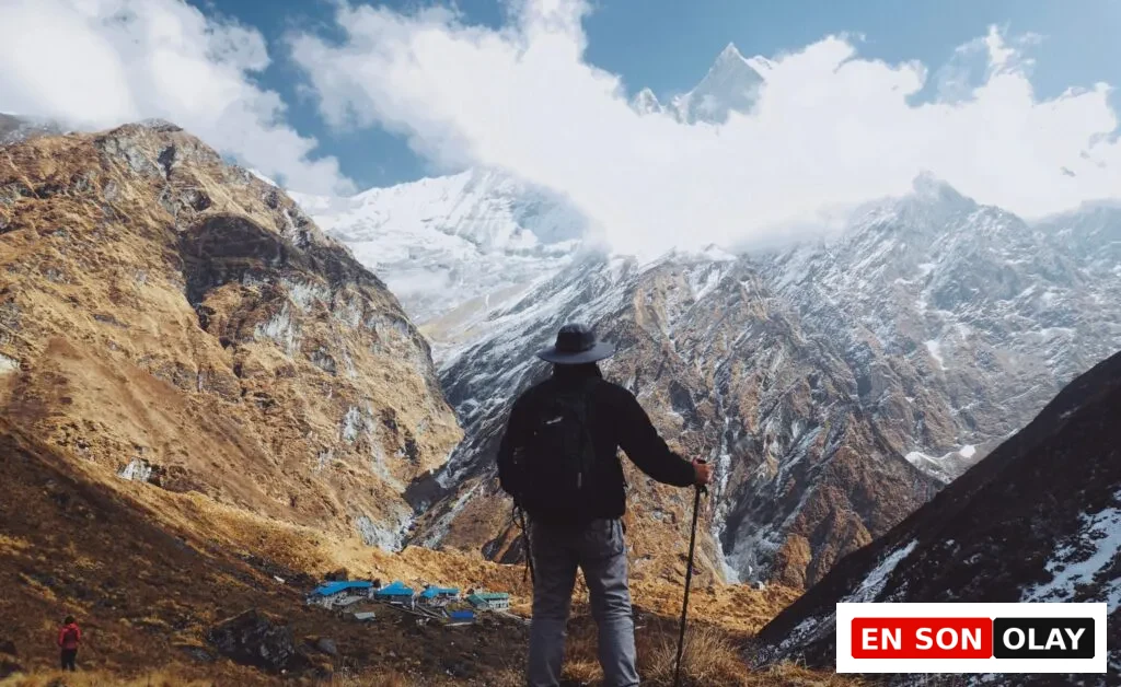 Nepal’de Annapurna dağlarında yürüyen bir doğa gezgini. Yüksek irtifa ve dramatik manzaralar eşliğinde zorlu bir trekking.