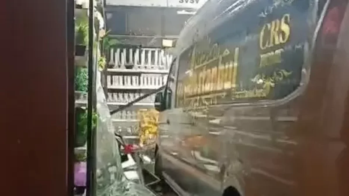 Bursa Nilüfer’de minibüs züccaciye mağazasına girdi: Müşteriler son anda kurtuldu