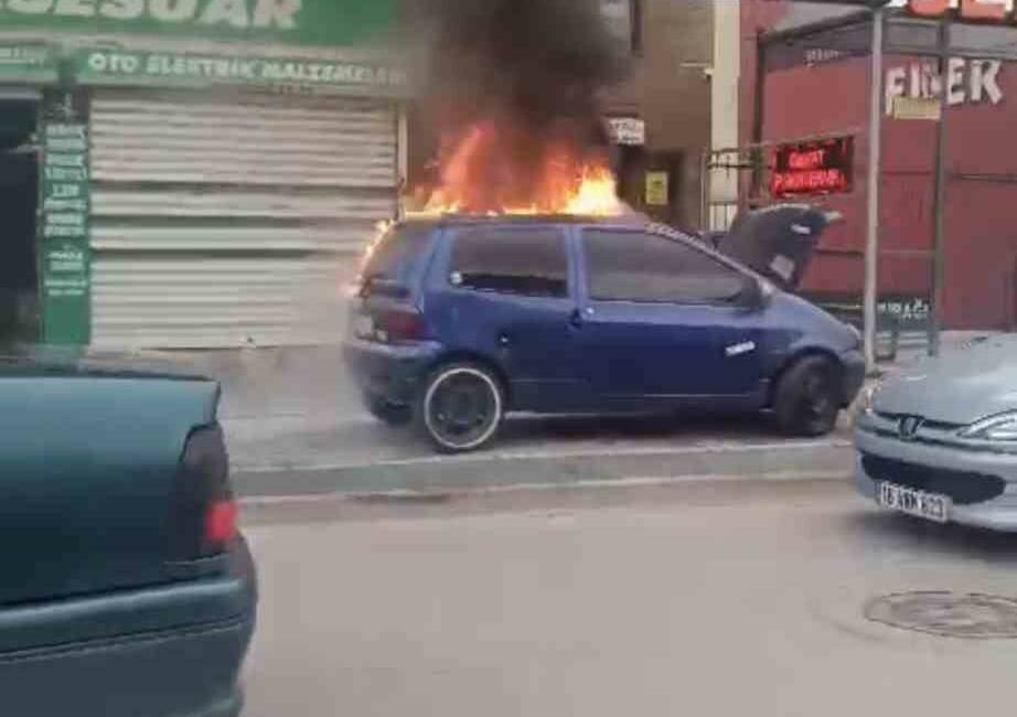 Bursa’da park halindeki otomobilde çıkan yangın paniğe neden oldu. Alevlere