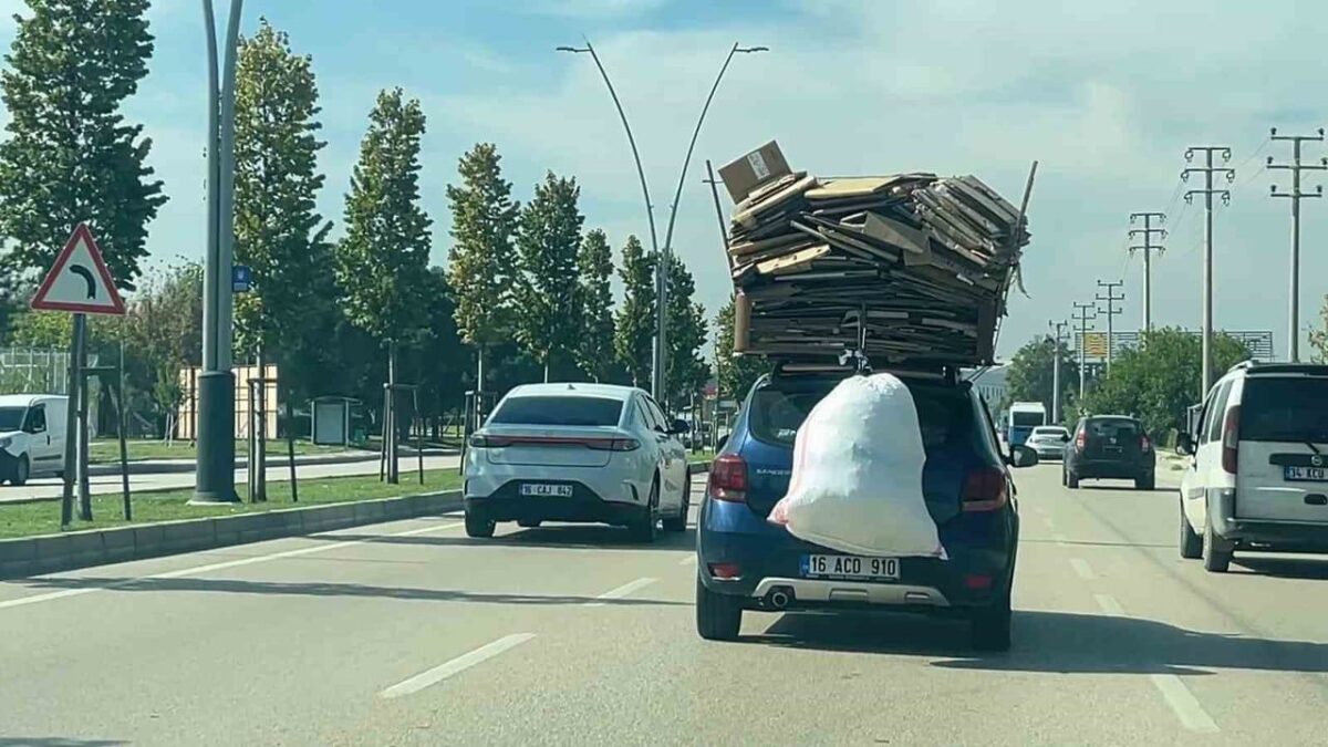 Bursa'da trafikte risk oluşturan görüntü: otomobilin üzerine kartonlarla ilerledi