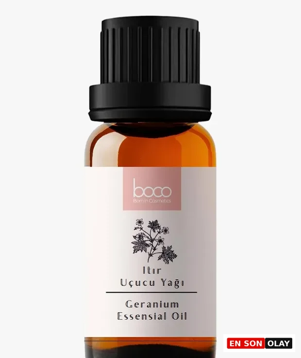 Marka Adı: Boco Born
Ürün Cinsiyeti: Belirtilmemiş
Ürün Tipi: Uçucu Yağ
Ürün Sezonsallığı: Belirtilmemiş
Ürün Çeşidi: Itır Uçucu Yağı (Geranium Esansiyel Yağı)
Ürün Özellikleri: Boco Born markasına ait bu ürün, amber renkli cam şişede sunulan, siyah oluklu kapağa sahip bir Itır Uçucu Yağıdır (Geranium Essential Oil). Şişenin beyaz etiketinde markanın logosu, ürün adı ve ıtır bitkisinin zarif bir çizimi bulunmaktadır. Esansiyel yağ, duygusal iniş çıkışları dengelemeye, dişil ve eril enerjileri kalpte buluşturmaya yardımcı olan çiçeksi bir koku profiline sahiptir. Standart bir damlalıklı uçucu yağ şişesi tasarımındadır.
Öne Çıkan Detaylar:
- Itır (Geranium) bitkisinden elde edilen saf uçucu yağ.
- Duygusal dengeleyici ve uyum sağlayıcı özellikleriyle kalp çakrasını destekler.
- Amber renkli cam şişe ambalajı ile ürünün kalitesini ve tazeliğini korur.
Kimler Kullanıyor?: Bu ürün, günlük yaşamın getirdiği stres ve düzensizlikler karşısında içsel denge ve duygusal uyum arayan, aromaterapinin şifalı gücüne inanan ve kendi iç mekanizmalarını anlamaya çalışan herkes için uygundur. Özellikle kalp çakrasının dengelenmesine odaklanarak duygusal iniş çıkışlarını yönetmek ve içsel huzuru artırmak isteyen kişiler tarafından tercih edilebilir.