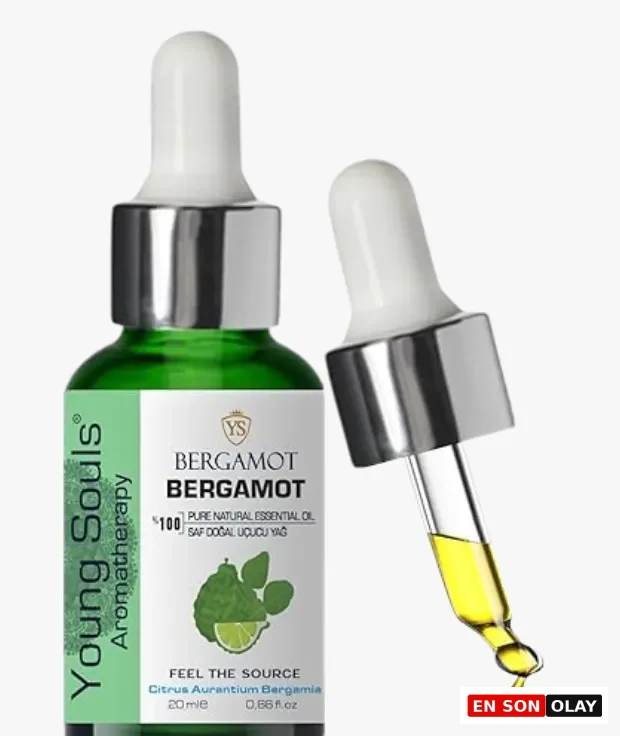 Marka Adı: Young Souls Aromatherapy
Ürün Cinsiyeti: Belirtilmemiş
Ürün Tipi: Uçucu Yağ
Ürün Sezonsallığı: Belirtilmemiş
Ürün Çeşidi: Bergamot Uçucu Yağı
Ürün Özellikleri: Bu ürün, %100 saf ve doğal Bergamot (Citrus Aurantium Bergamia) uçucu yağıdır. 20 ml (0.66 fl.oz) hacimli koyu yeşil cam şişede sunulur. Şişe, yağın hassas bir şekilde uygulanmasını sağlayan beyaz kapaklı ve metal bantlı bir damlalık ile birlikte gelir. Etiketi üzerinde bergamot meyvesi illüstrasyonu bulunur ve ürünün doğal içeriği vurgulanır. Aromaterapi kullanımı için ideal olan bu uçucu yağ, açık sarı rengindedir.
Öne Çıkan Detaylar:
- %100 saf ve doğal Bergamot (Citrus Aurantium Bergamia) uçucu yağı.
- Hassas ve kolay kullanım sağlayan damlalıklı koyu yeşil cam şişe tasarımı.
- Kalp çakrasını dengeleyerek öz eleştiriyi azaltma ve neşeyi artırma potansiyeli.
Kimler Kullanıyor?: Holistik şifa yöntemlerine ilgi duyan, doğal yollarla zihinsel ve duygusal dengesini sağlamayı arayan kişiler bu uçucu yağı tercih edebilir. Özellikle içsel huzuru, öz sevgiyi ve kabullenişi desteklemek, stres ve endişeyi azaltmak isteyenler için uygun bir seçenektir. Aromaterapiyi günlük yaşamlarına dahil ederek enerjilerini dengelemeyi ve ruh hallerini iyileştirmeyi amaçlayan herkesin kullanımına açıktır.