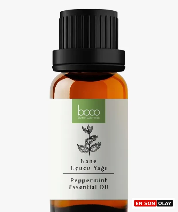 Marka Adı: Boco Born
Ürün Cinsiyeti: Belirtilmemiş
Ürün Tipi: Uçucu Yağ
Ürün Sezonsallığı: Belirtilmemiş
Ürün Çeşidi: Nane Uçucu Yağı
Ürün Özellikleri:
Boco Born markasına ait bu ürün, nane bitkisinin özünden elde edilmiş saf bir uçucu yağdır. İçeriğinin kalitesini ve etkinliğini ışıktan korumak amacıyla koyu kehribar rengi cam şişede, üzerinde kolay açılıp kapanabilen siyah yivli bir kapakla sunulur. Ürünün beyaz etiketi üzerinde minimalist bir nane bitkisi çizimi, marka logosu ve Türkçe ile İngilizce ürün adı (Nane Uçucu Yağı / Peppermint Essential Oil) sade bir tasarımla yer almaktadır. Aromaterapi kullanımı için tasarlanmış olup, zihinsel açıklık ve odaklanma sağlamaya yardımcı olur.
Öne Çıkan Detaylar:
- Saf nane uçucu yağı içeriği
- Uçucu yağları ışıktan koruyan koyu renk cam şişe
- Zihinsel berraklık ve odaklanma için aromaterapik kullanım
Kimler Kullanıyor?:
Zihinsel berraklığını artırmak, odaklanma yeteneğini güçlendirmek ve düşüncelerini daha net ifade etmek isteyen bireyler bu nane uçucu yağını tercih edebilir. Doğal ve bitkisel özlerden faydalanarak günlük zihinsel yorgunluklarını hafifletmeyi, meditasyon veya odaklanma pratiklerini desteklemeyi hedefleyen herkes için uygun bir üründür. Aromaterapi ve doğal yaşam döngüsüne ilgi duyan, enerjilerini dengelemeye ve içsel güçlerini açığa çıkarmaya özen gösteren kişilerin rutinlerine uyum sağlar.