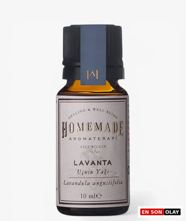 Marka Adı: Homemade Aromaterapi
Ürün Cinsiyeti: Belirtilmemiş
Ürün Tipi: Uçucu Yağ
Ürün Sezonsallığı: Belirtilmemiş
Ürün Çeşidi: Lavanta
Ürün Özellikleri: Bu ürün, Lavandula angustifolia bitkisinden elde edilmiş, %100 saf lavanta uçucu yağıdır. Aromaterapi kullanımı için tasarlanmıştır. Koyu amber renkli, 10 ml hacimli cam şişede sunulan yağ, içeriğini ışıktan koruyarak tazeliğini uzun süre muhafaza eder. Şişenin üzerindeki klasik tasarımlı etiket, altın detaylar ve zarif fontlarla ürünün doğal ve kaliteli imajını yansıtır.
Öne Çıkan Detaylar:
- %100 saf Lavandula angustifolia lavanta uçucu yağıdır.
- 10 ml koyu renkli cam şişede sunulur, ışık hassasiyetine karşı koruma sağlar.
- Zihni sakinleştirici ve sezgisel algıyı destekleyici aromaterapi uygulamaları için idealdir.
Kimler Kullanıyor?: Doğal yaşamı ve bütünsel sağlığı benimseyen, beden-zihin-ruh dengesine önem veren kişiler bu lavanta uçucu yağını tercih edebilirler. Meditasyon, yoga ve mindfulness gibi uygulamalarla ruhsal derinleşme arayışında olanlar, günlük stresin etkilerini azaltmak ve iç huzuru yakalamak isteyenler, aynı zamanda uyku kalitesini artırmak ve zihinsel berraklık kazanmak isteyen herkes için uygun bir üründür. Kimyasal içeriklerden uzak durarak doğanın şifalı gücünden faydalanmayı amaçlayan bireylerin yaşam tarzına uyum sağlar.